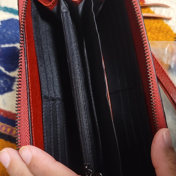 Leather embossed tinted leather wallet with detachable wrist strap - Picture 3 of 3